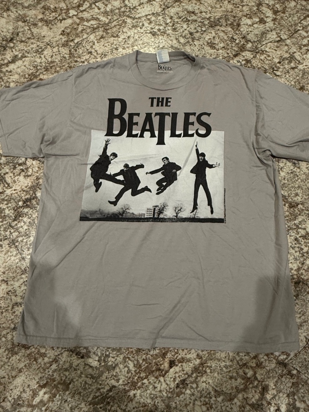 THE BEATLES light gray Twist & Shout T-Shirt 2020. XL Apple Corp
